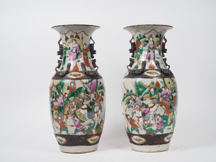 Paire de vases de forme balustre dont le col reprend la forme d'une fl