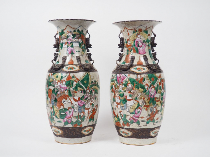 Paire de vases de forme balustre dont le col reprend la forme d'une fl