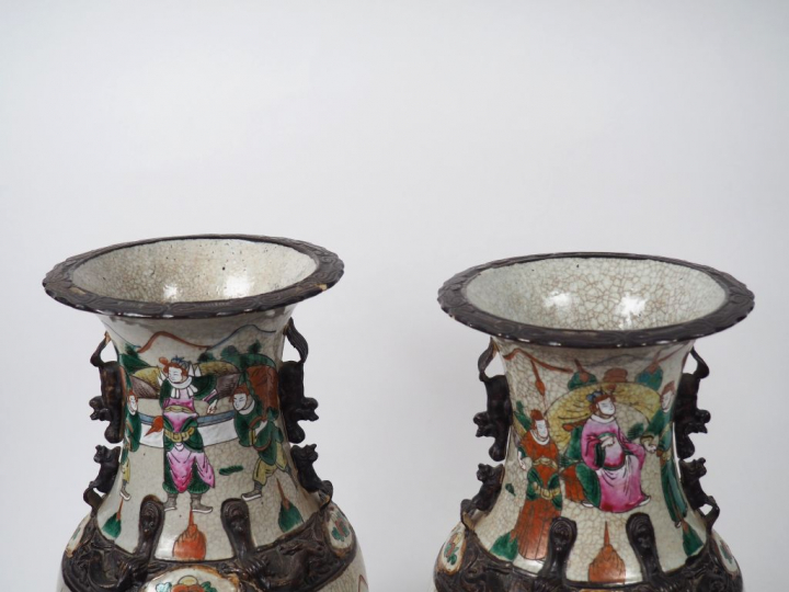 Paire de vases de forme balustre dont le col reprend la forme d'une fl