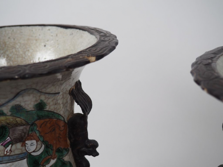 Paire de vases de forme balustre dont le col reprend la forme d'une fl