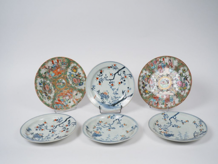 Lot comprenant :  - quatre petites assiettes creuses, décor polychrome