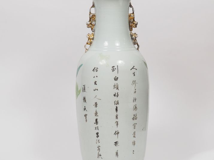 Vase balustre en porcelaine de style famille rose, à décor de pivoines