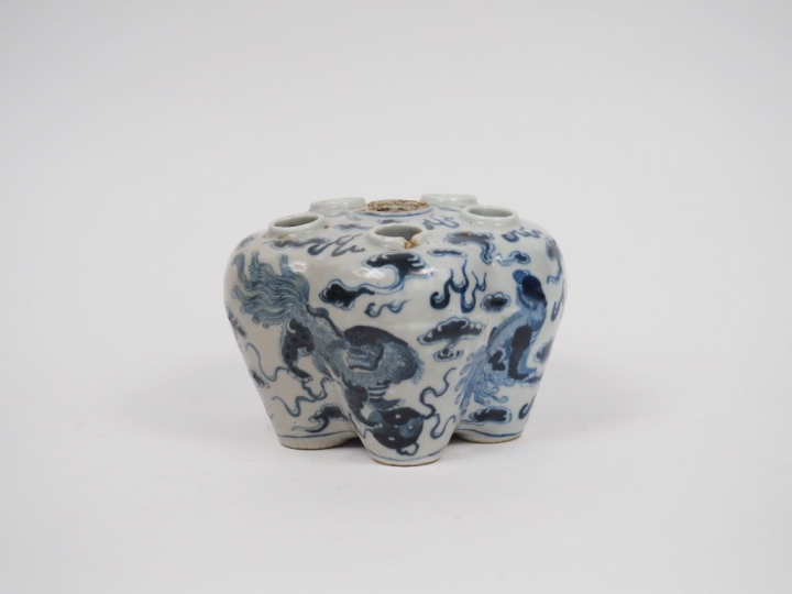 Bouquetière en porcelaine bleu blanc, à décor de lion bouddique évolua