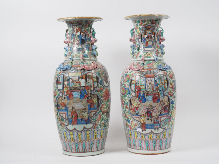 Paire de vases de forme baslustre en porcelaine et émaux de la famille