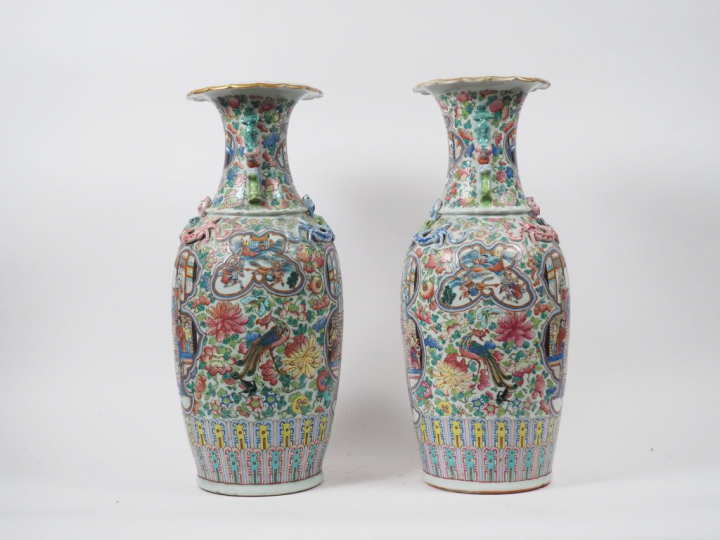 Paire de vases de forme baslustre en porcelaine et émaux de la famille