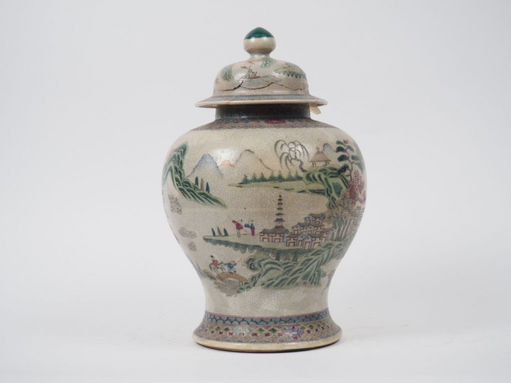 Petite potiche couverte en porcelaine, à décor  en émaux de la famille