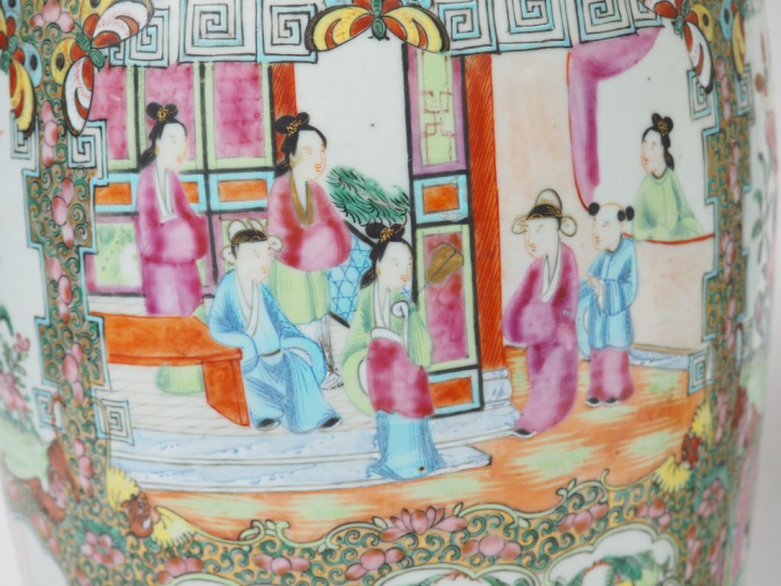 Paire de vases en porcelaine et émaux polychromes, à décor de personna