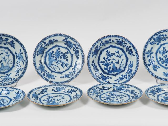 Ensemble de huit assiettes en porcelaine bleu blanc à décor de motifs 