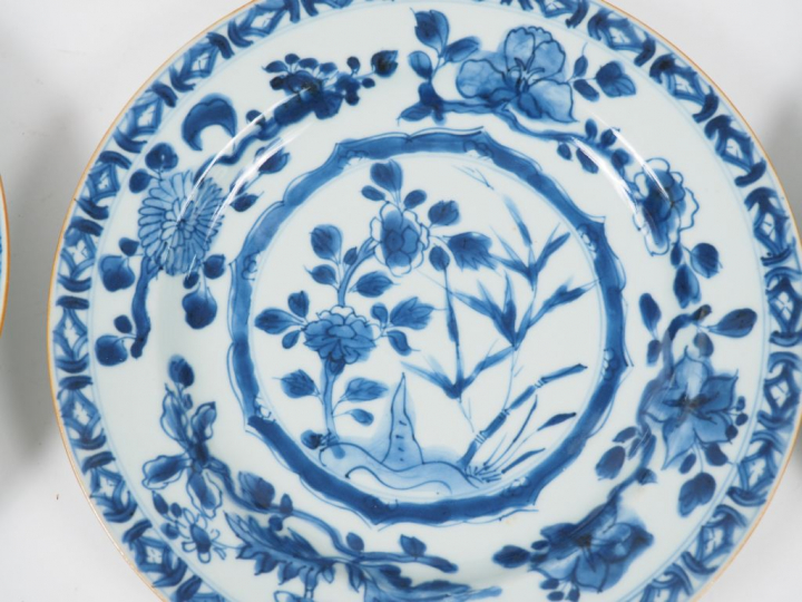 Ensemble de huit assiettes en porcelaine bleu blanc à décor de motifs 