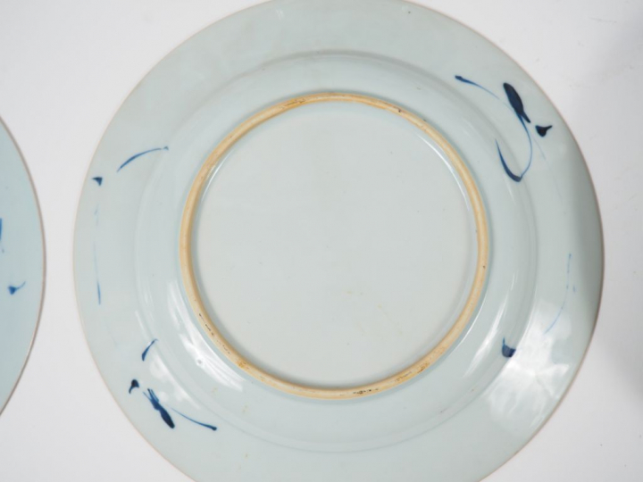 Ensemble de huit assiettes en porcelaine bleu blanc à décor de motifs 