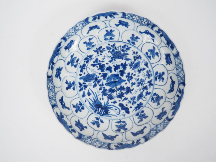 Coupe floriforme en porcelaine blanche décor en bleu sous couverte de 