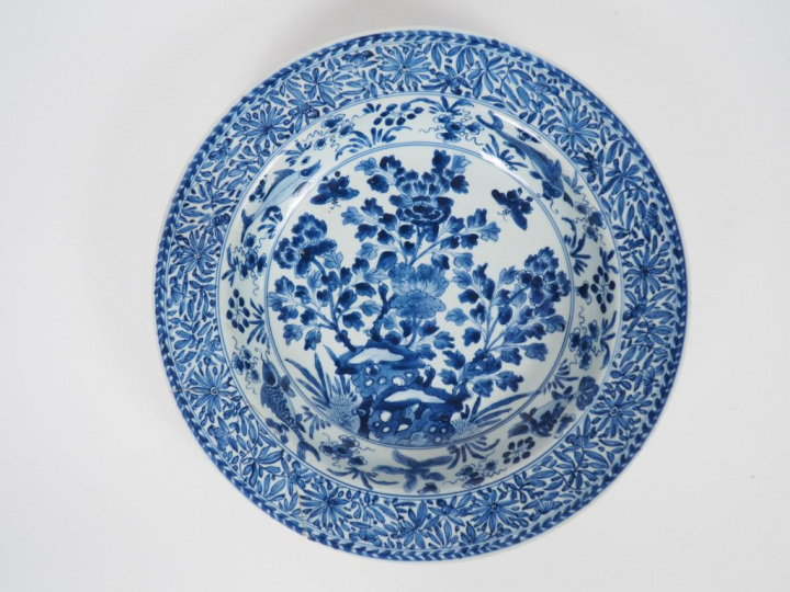 Bassin en porcelaine blanche finement décoré en bleu sous couverte d'u