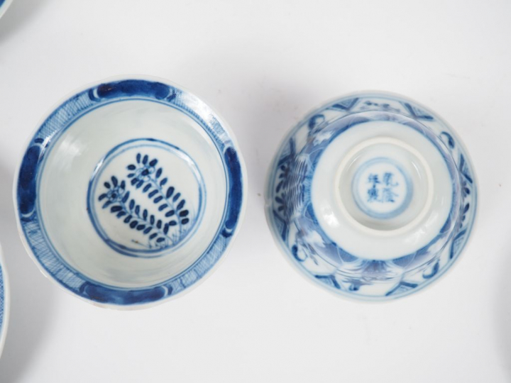 Ensemble composé de deux sorbets et de présentoirs en porcelaine bleu 