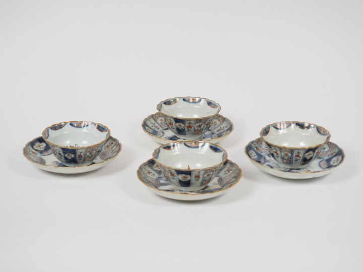 Bel ensemble de quatre coupes floriformes et leur présentoirs décor "I