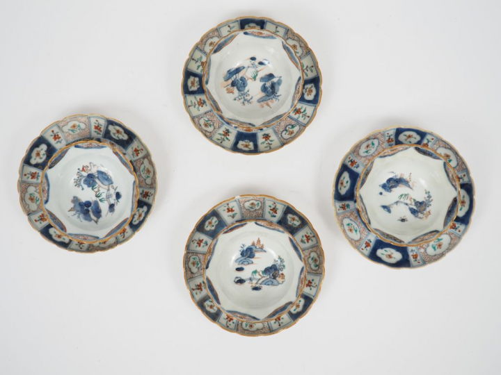 Bel ensemble de quatre coupes floriformes et leur présentoirs décor "I