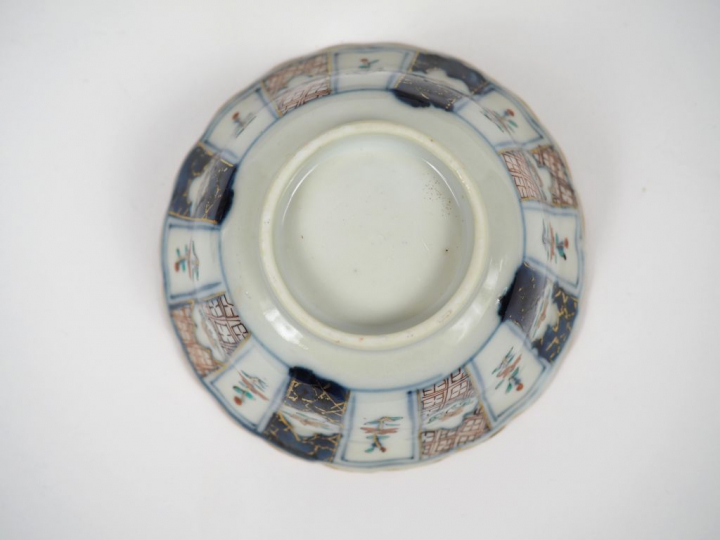 Bel ensemble de quatre coupes floriformes et leur présentoirs décor "I