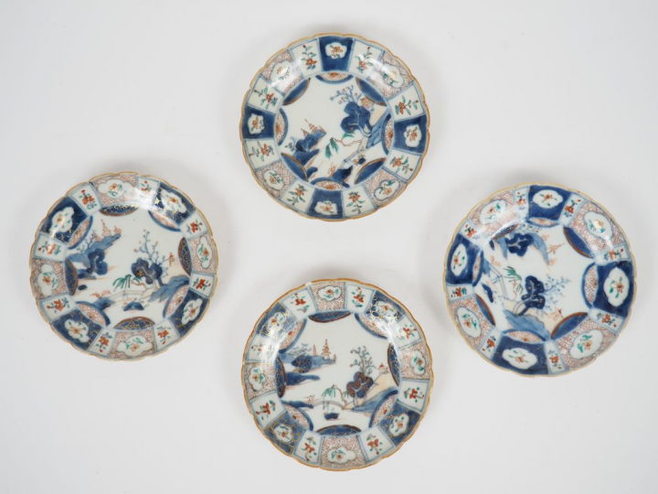 Bel ensemble de quatre coupes floriformes et leur présentoirs décor "I