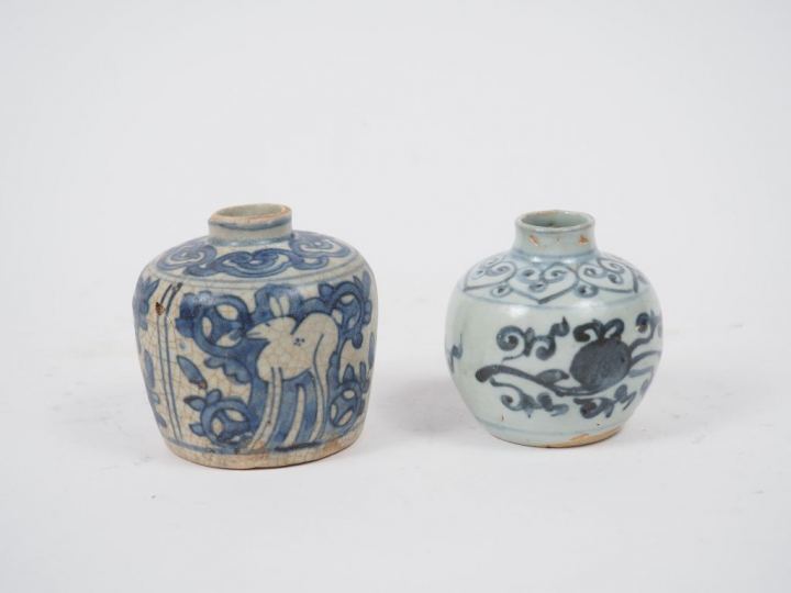 Deux petites jarres en céramique, émail bleu et céladon, l'une à décor