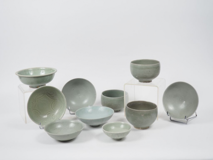 Ensemble comprenant : dix coupes en porcelaine et émail céladon.  Chin