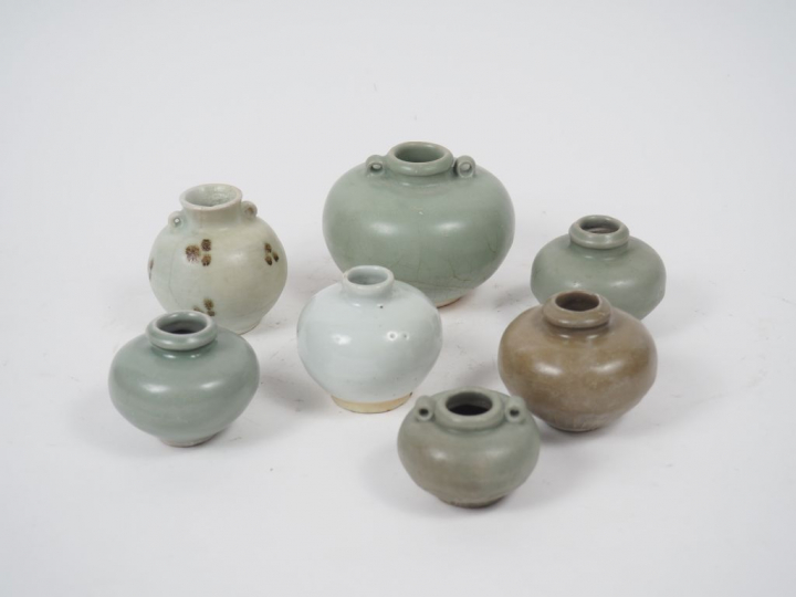 Ensemble comprenant sept petits pots globulaires, certains ornés d'ans