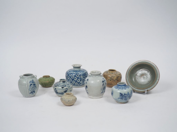 Ensemble comprenant : des petits pots et jarres globulaires en porcela
