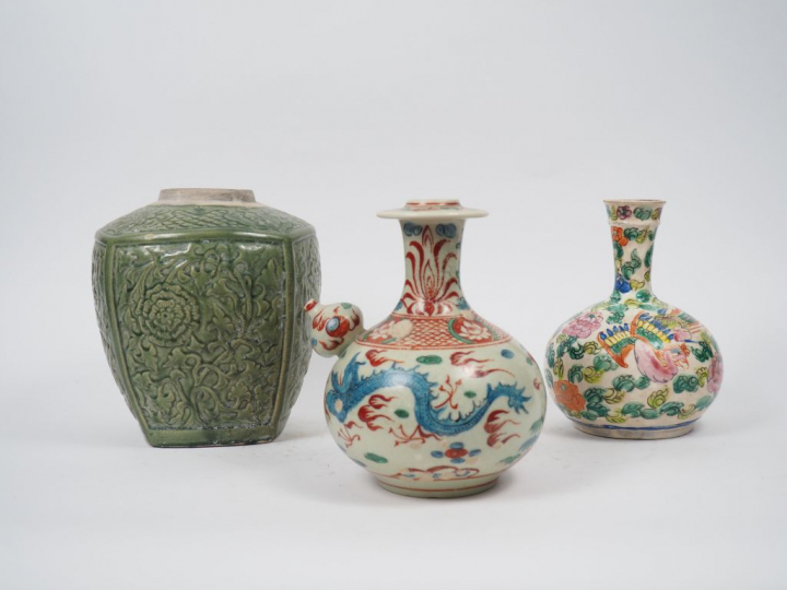 Lot comprenant : un kendi, un vase pensu et une jarre hexagonale en ém