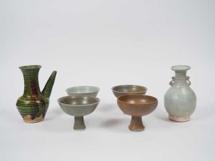 Lot comprenant : un petit vase balustre et une verseuse en céramique é