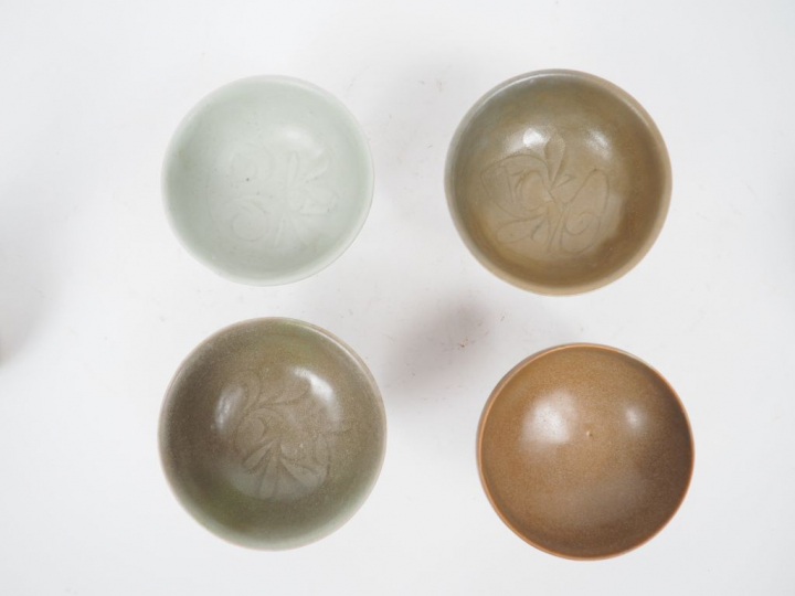 Lot comprenant : un petit vase balustre et une verseuse en céramique é