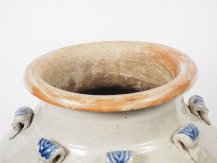 Grande jarre en céramique vernissée céladon et bleu, à décor en relief