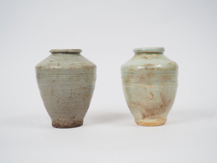 Lot comprenant : cinq coupes, un petit plats et deux jarres en porcela