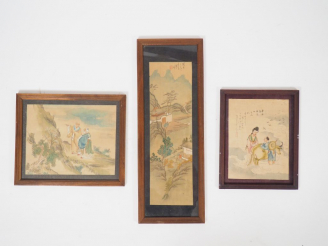 Vente aux enchères Ensemble de trois peintures sur soie représentant un bouvier accompagn