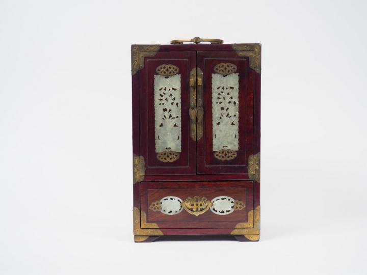 Petit coffret à bijoux ouvrant à deux portes et cinq tiroirs en bois e