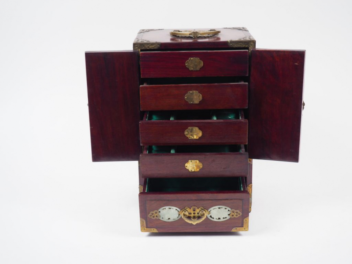 Petit coffret à bijoux ouvrant à deux portes et cinq tiroirs en bois e