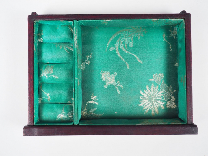 Petit coffret à bijoux ouvrant à deux portes et cinq tiroirs en bois e