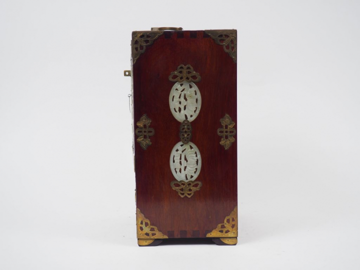 Petit coffret à bijoux ouvrant à deux portes et cinq tiroirs en bois e