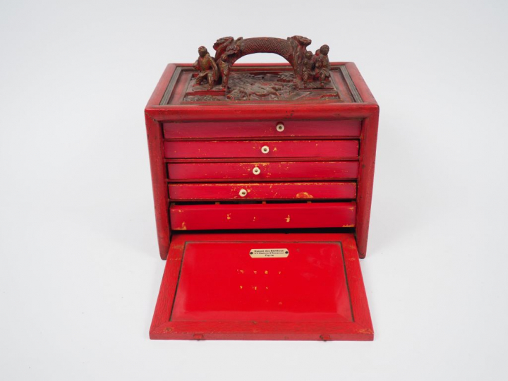 Jeu de Mahjong dans un coffret finement sculpté de scènes de personnag