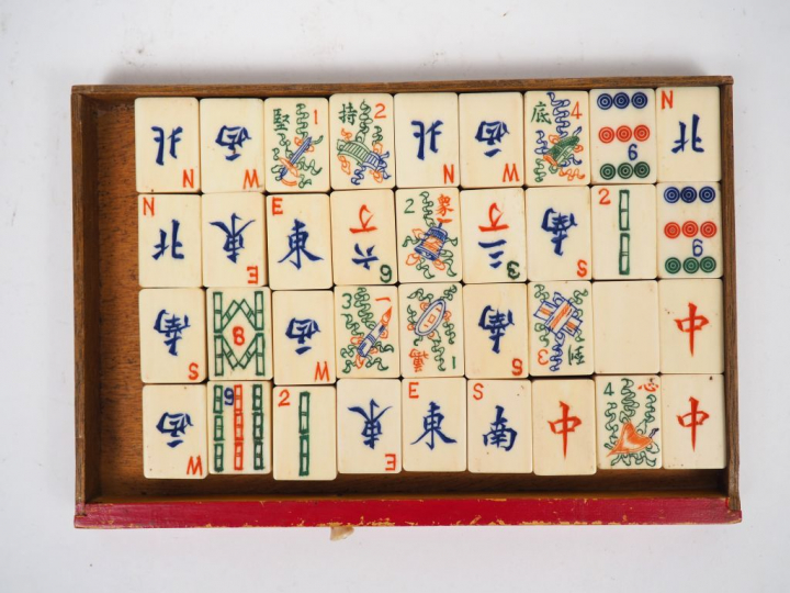 Jeu de Mahjong dans un coffret finement sculpté de scènes de personnag