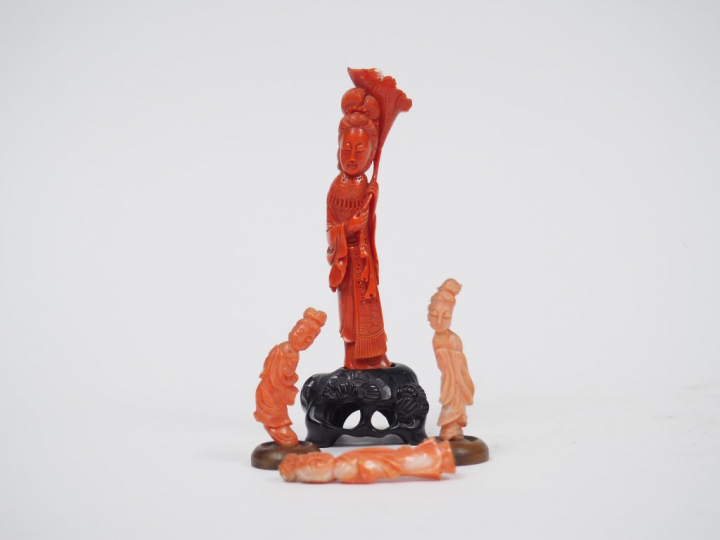 Statuette en corail rouge représentant une déesse du printemps. H. 11,