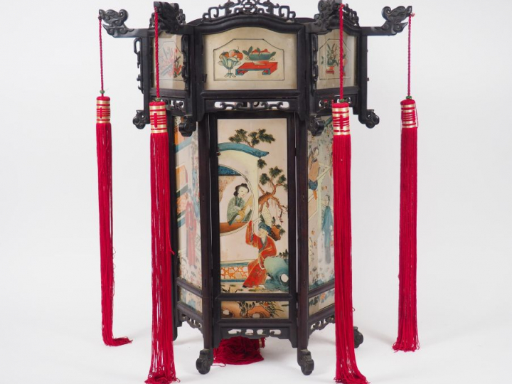 Lanterne de forme hexagonale en bois, ornée de douze panneaux en fixé 