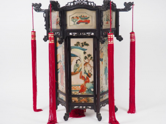 Vente aux enchères Lanterne de forme hexagonale en bois, ornée de douze panneaux en fixé 