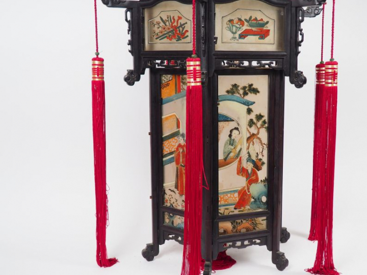 Lanterne de forme hexagonale en bois, ornée de douze panneaux en fixé 