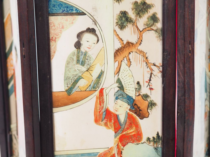 Lanterne de forme hexagonale en bois, ornée de douze panneaux en fixé 