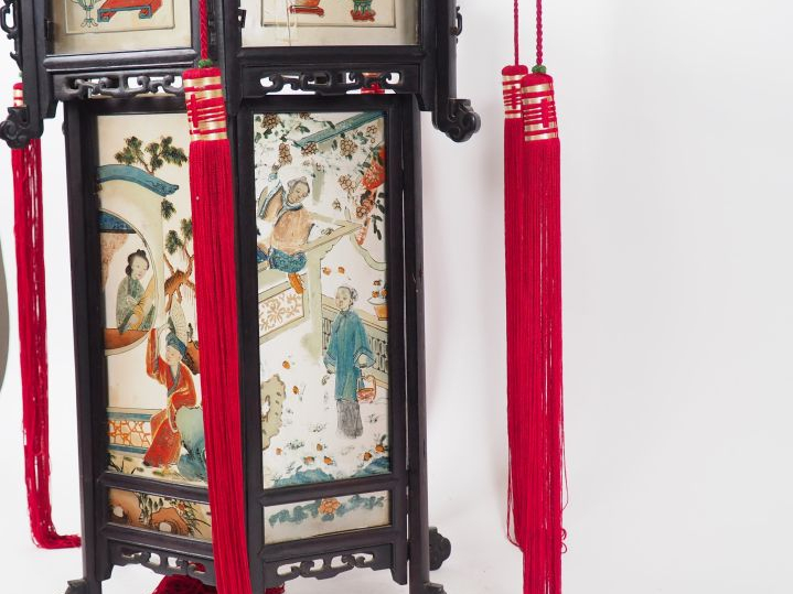 Lanterne de forme hexagonale en bois, ornée de douze panneaux en fixé 