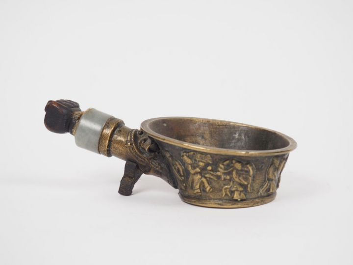 Coupe à décor d'immortels en bronze, prise cachée par Mahakala ornée d