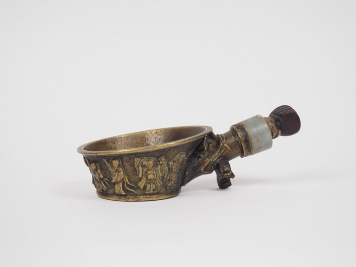 Coupe à décor d'immortels en bronze, prise cachée par Mahakala ornée d