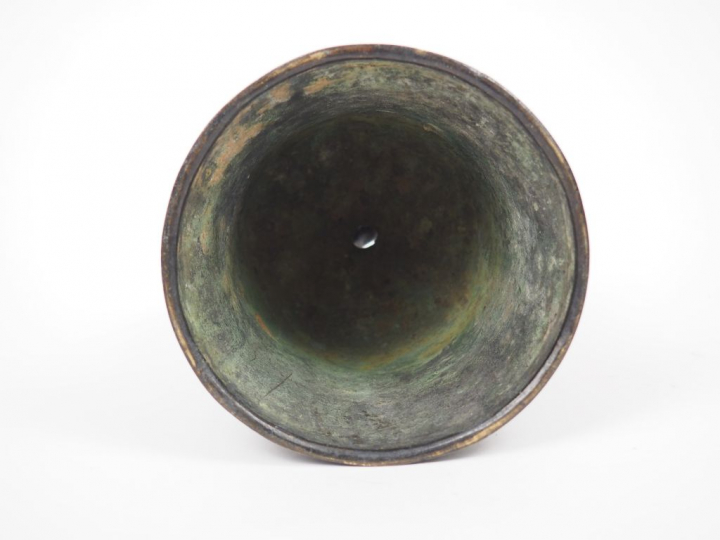 Cloche en bronze, patine brune et belle oxydation, prise formée de deu