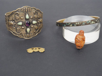 Vente aux enchères Bracelet de poignet en cuivre argenté ciselé de calligraphies de chauv