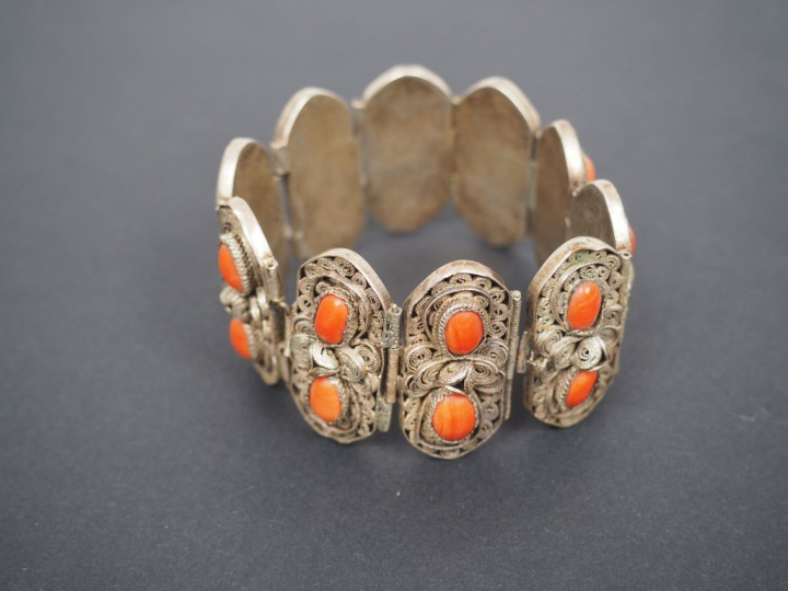 Bracelet en argent bas titre orné de motifs stylisés et de vingt caboc