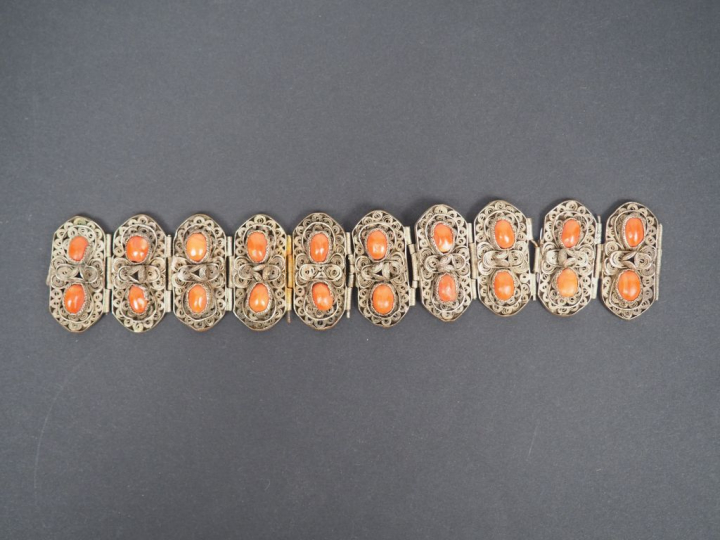Bracelet en argent bas titre orné de motifs stylisés et de vingt caboc