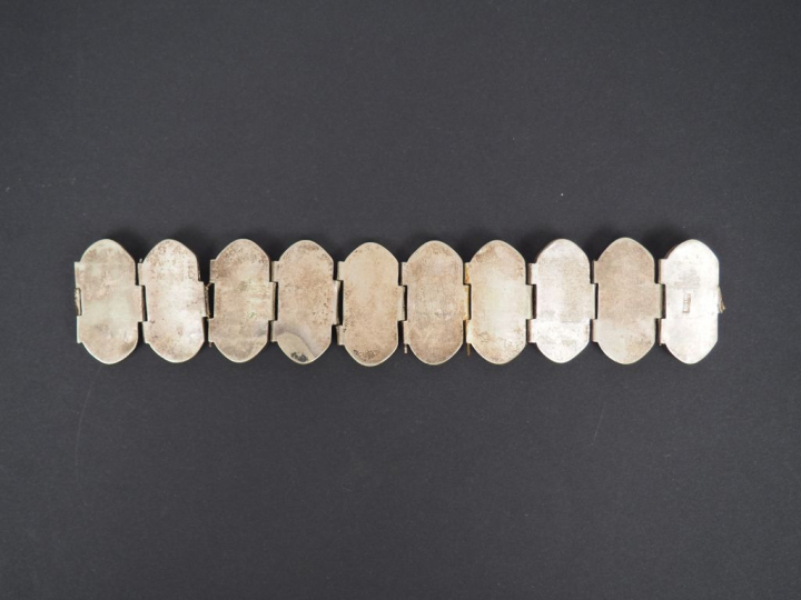 Bracelet en argent bas titre orné de motifs stylisés et de vingt caboc